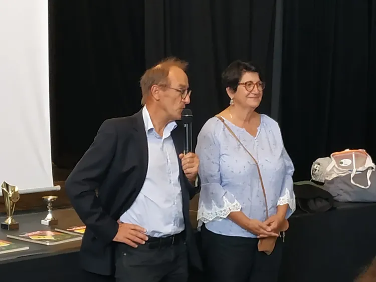 Notre cher président a eu l'opportunité de s'adresser aux participants du tournoi. Il semble qu'il a pris un moment de répit entre deux coups pour encourager les concurrents. Espérons que ses mots ont été aussi stratégiques que ses mouvements sur l'échiquier !